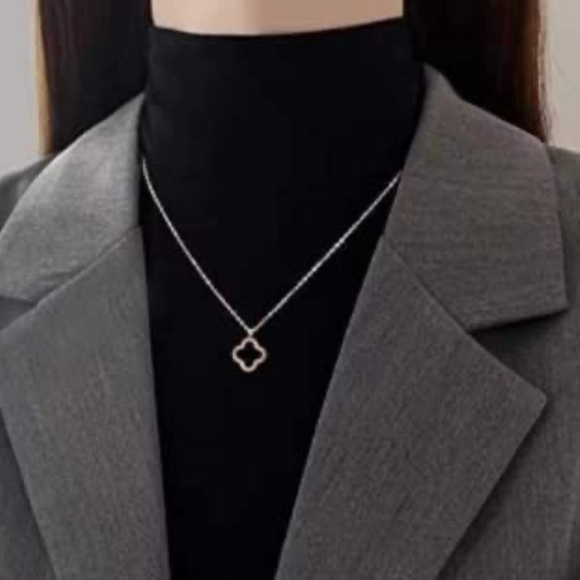 BRAND NEW Four Leaf Clover Jewelry set(Earrings,Necklace and Bracelet) - Picture 4 of 5